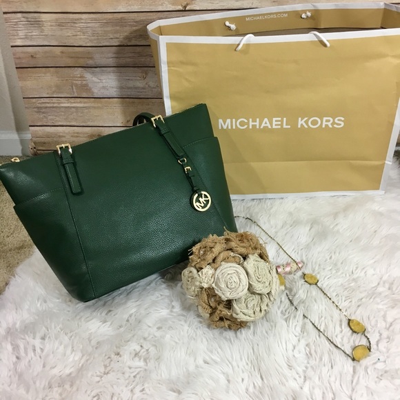 Michael Kors Handbags - 🚨Needs to be gone! MK jet set tote